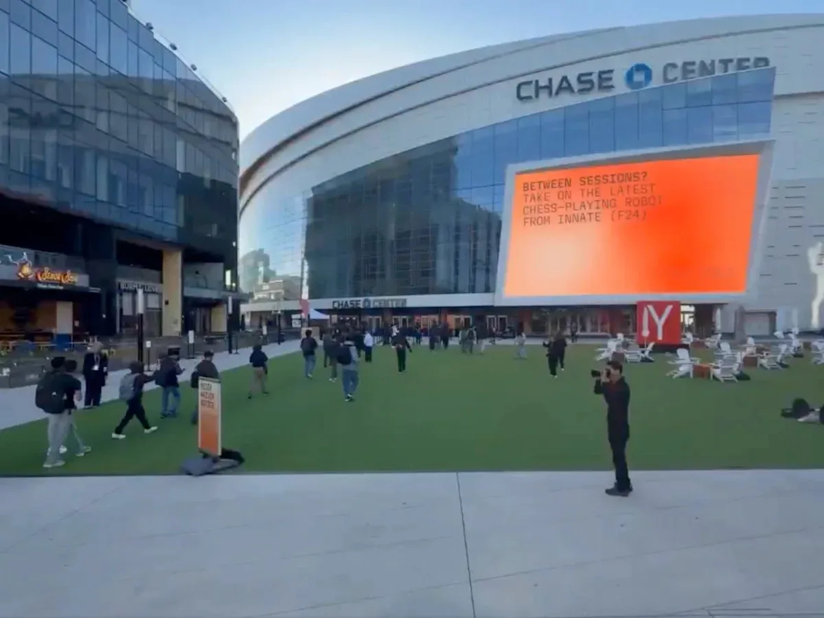Y Combinator congrega a miles de emprendedores en evento sobre inteligencia artificial en arena deportiva