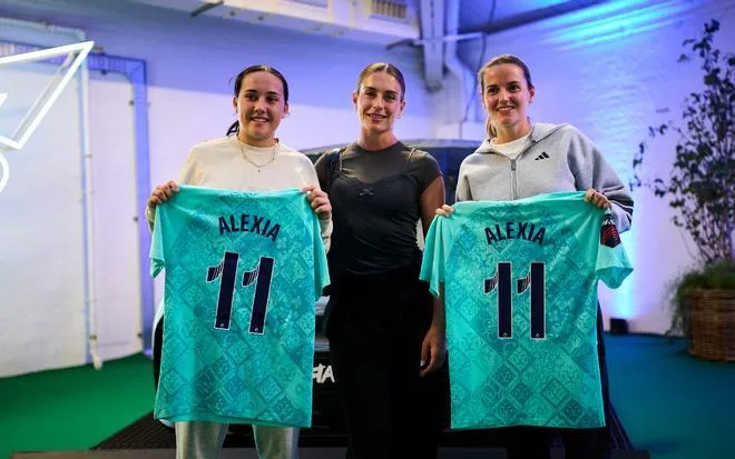 Alexia Putellas asiste al London P1 de Premier Padel y se encuentra con jugadoras clave