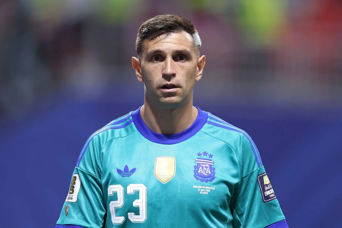 Aston Villa descarta la salida de Emiliano Martínez y confirma fichaje de Zion Suzuki