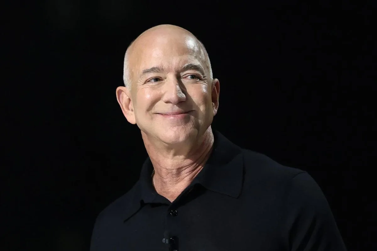 Consorcio con Jeff Bezos adquiere participación minoritaria en Liverpool con opción a control accionarial