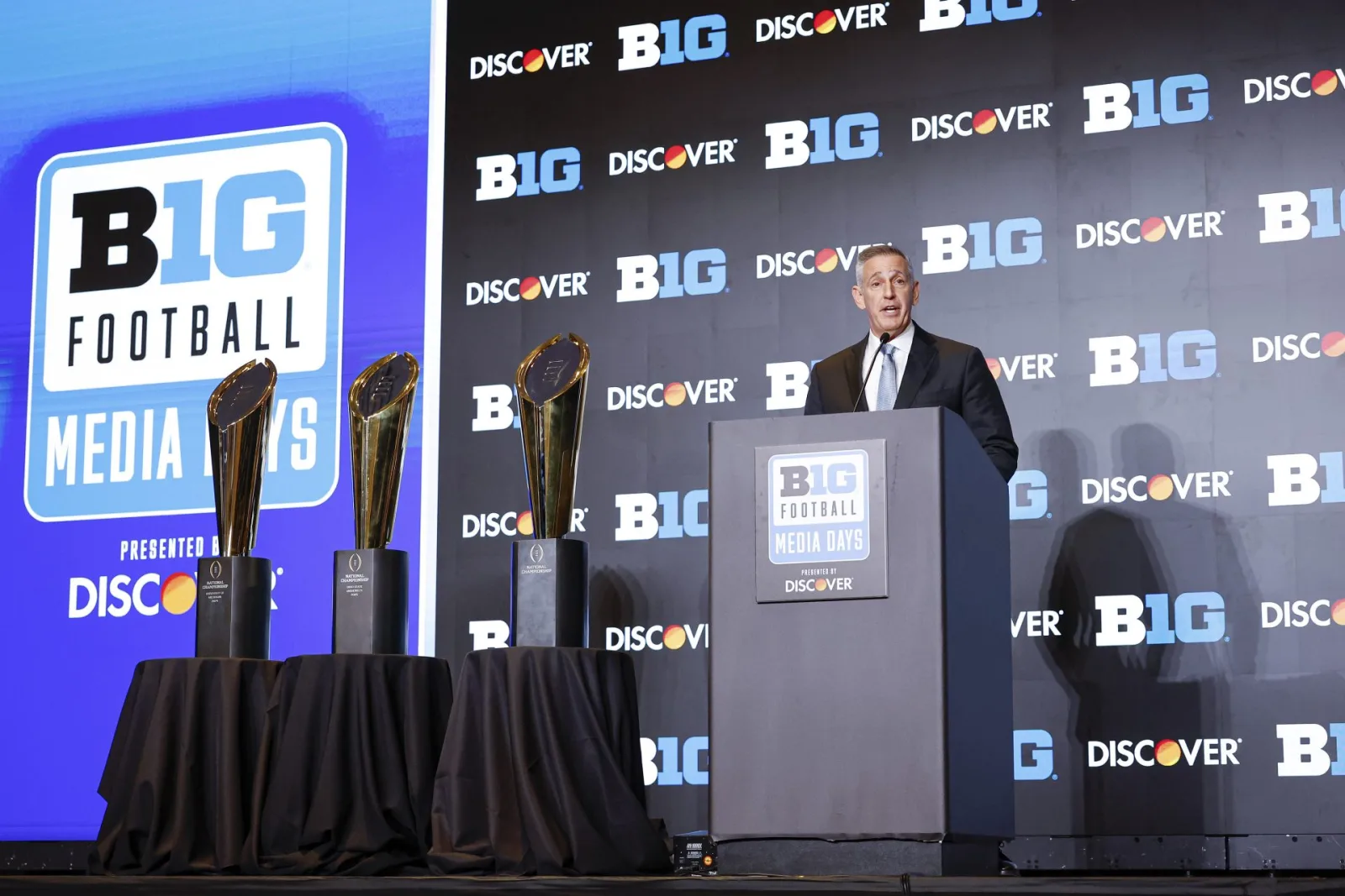 Continúan las diferencias sobre la expansión del College Football Playoff a pocas semanas del inicio de la temporada