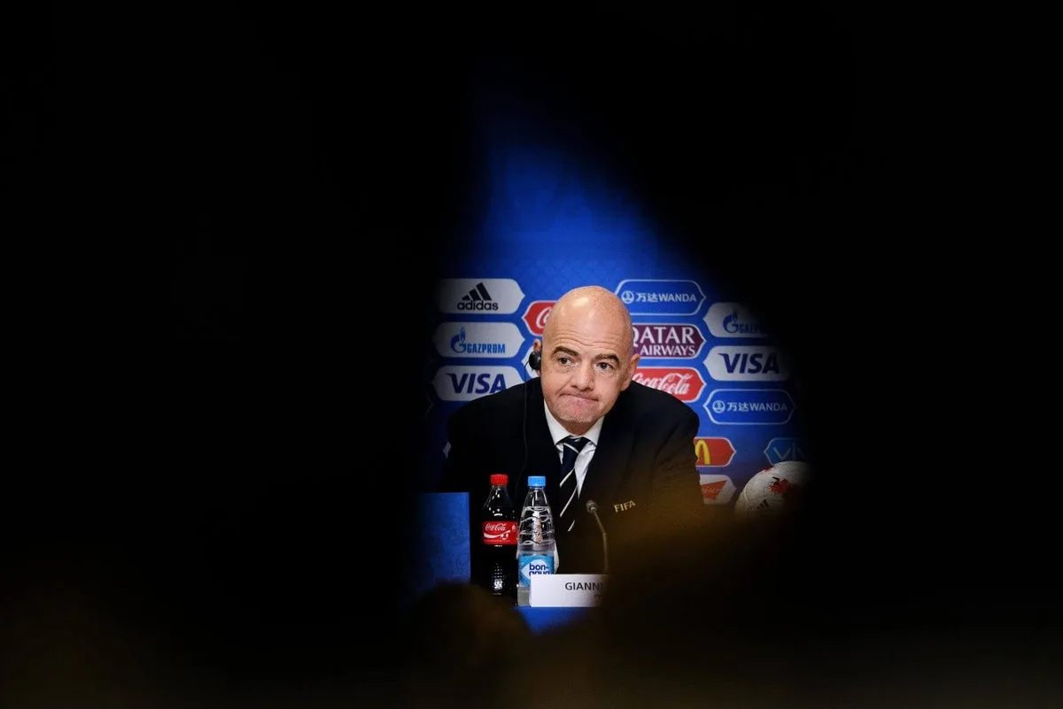 Crisis en FIFA tras polémicas decisiones y apoyo sin límites a Infantino