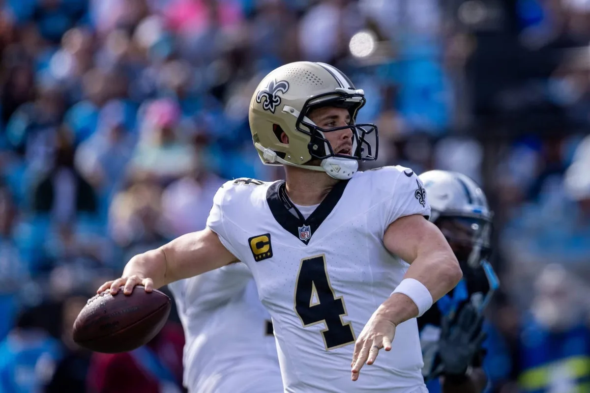 Derek Carr se integra al staff de fútbol americano de UCLA como asesor especial