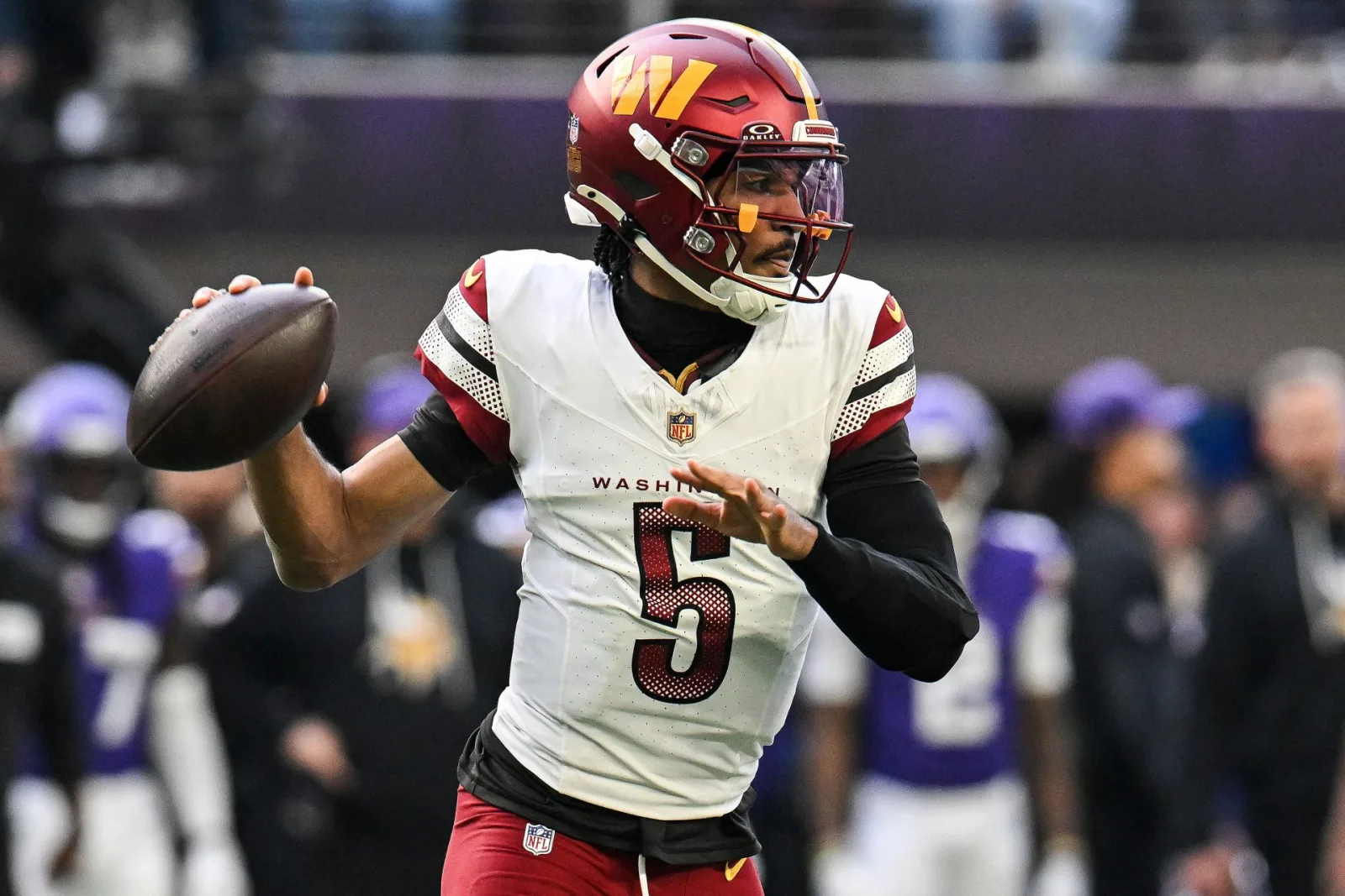 Equipos y marcas reaccionan con burlas a la disputa de Jayden Daniels por el número 5 de LSU