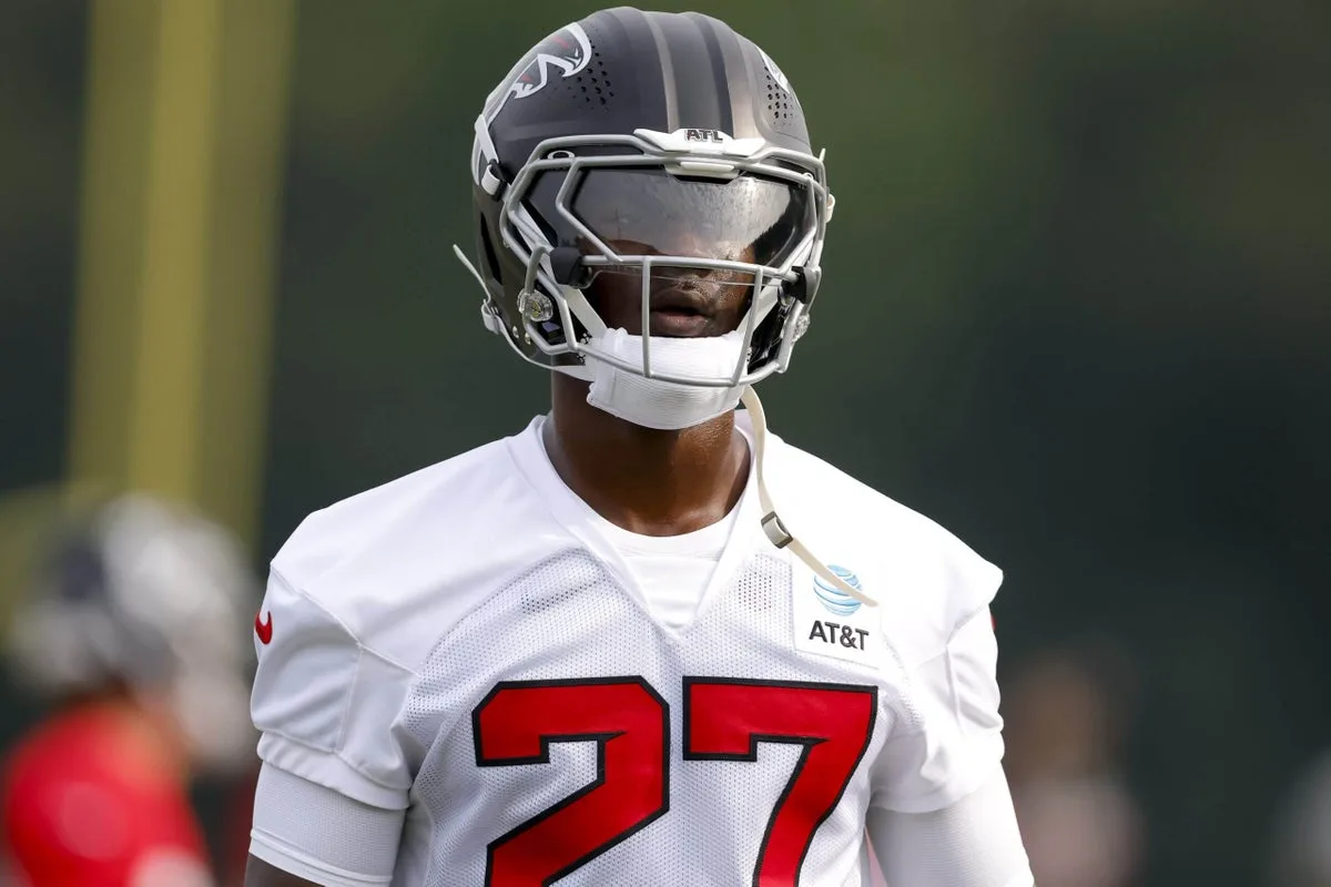 James Pearce Jr. será suspendido ocho juegos por cargos penales en la NFL