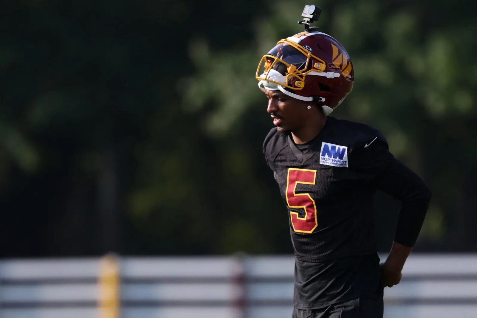 Jayden Daniels inicia disputa con LSU por uso de su número y derechos NIL