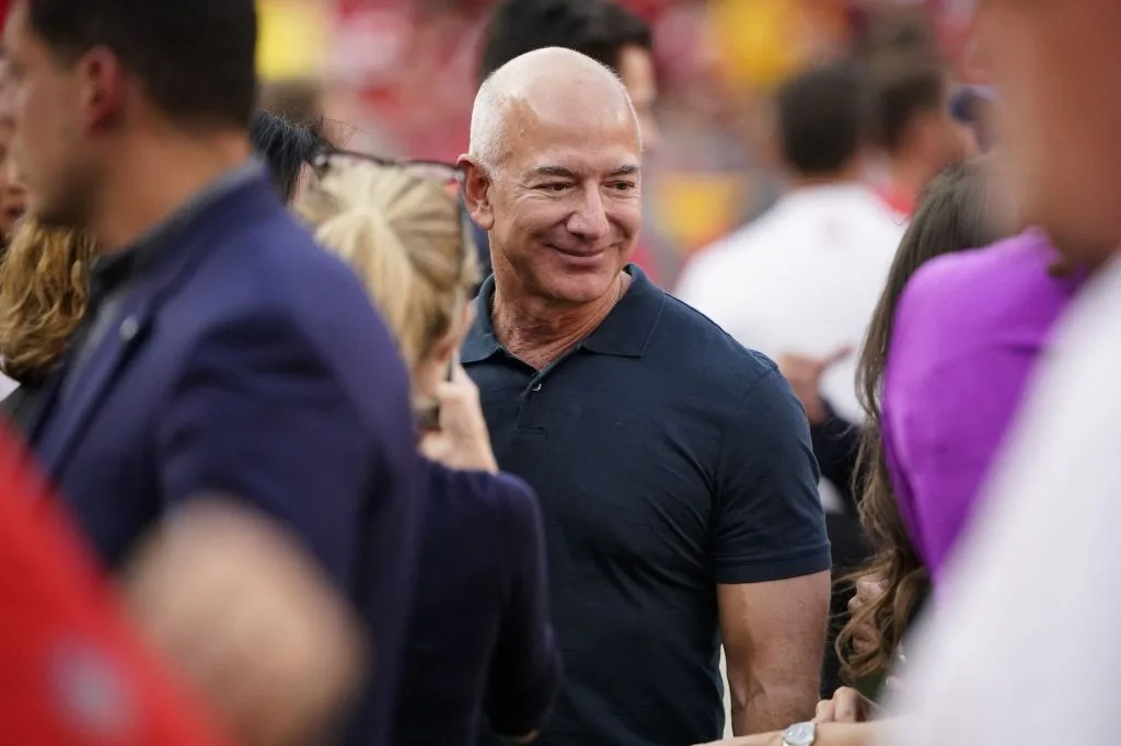 Jeff Bezos mantiene distancia de la propiedad en la NFL pese a inversión en Liverpool