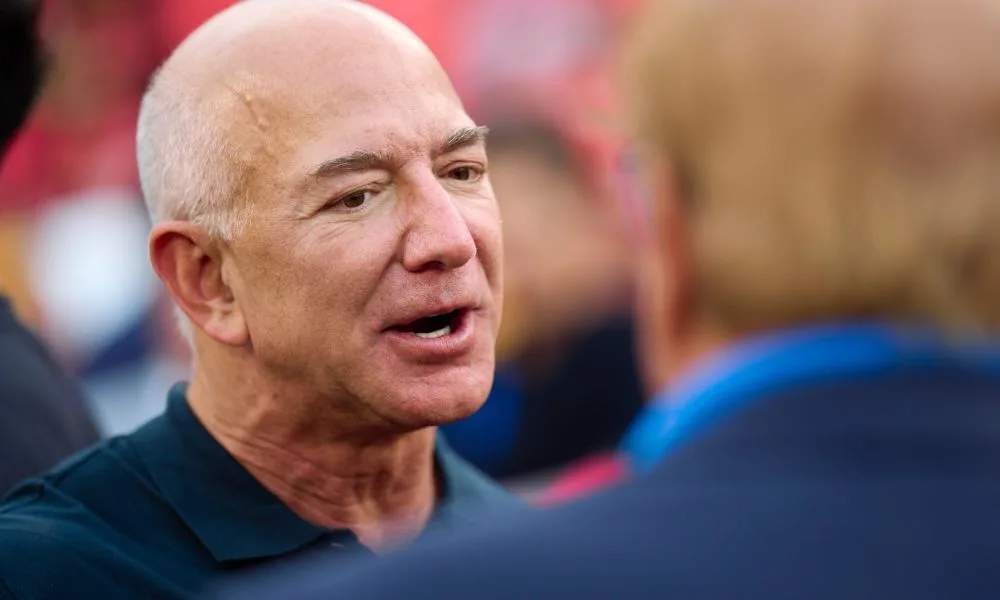 Jeff Bezos y socios adquieren el 30% de Liverpool en acuerdo valorado en 1.650 millones de libras
