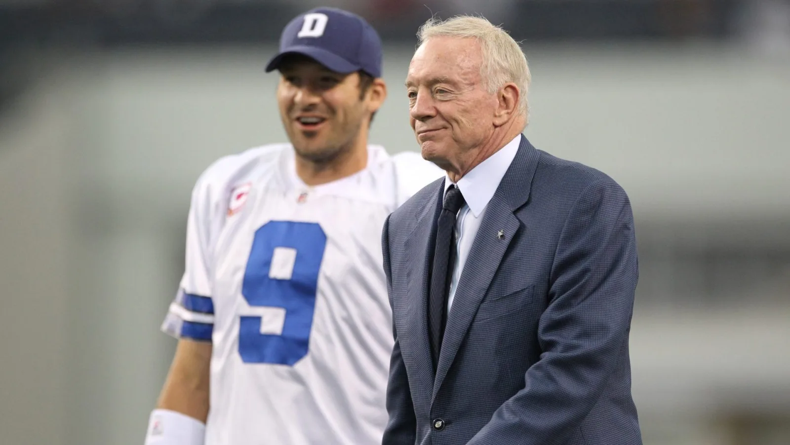 Jerry Jones respalda a Tony Romo mientras CBS lo suspende tras arresto por OWI