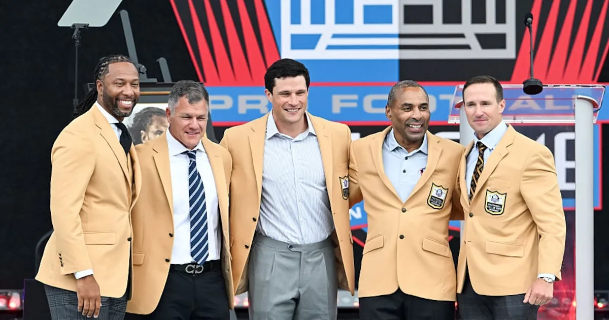 La ceremonia del Pro Football Hall of Fame congrega mayor público y discursos destacados