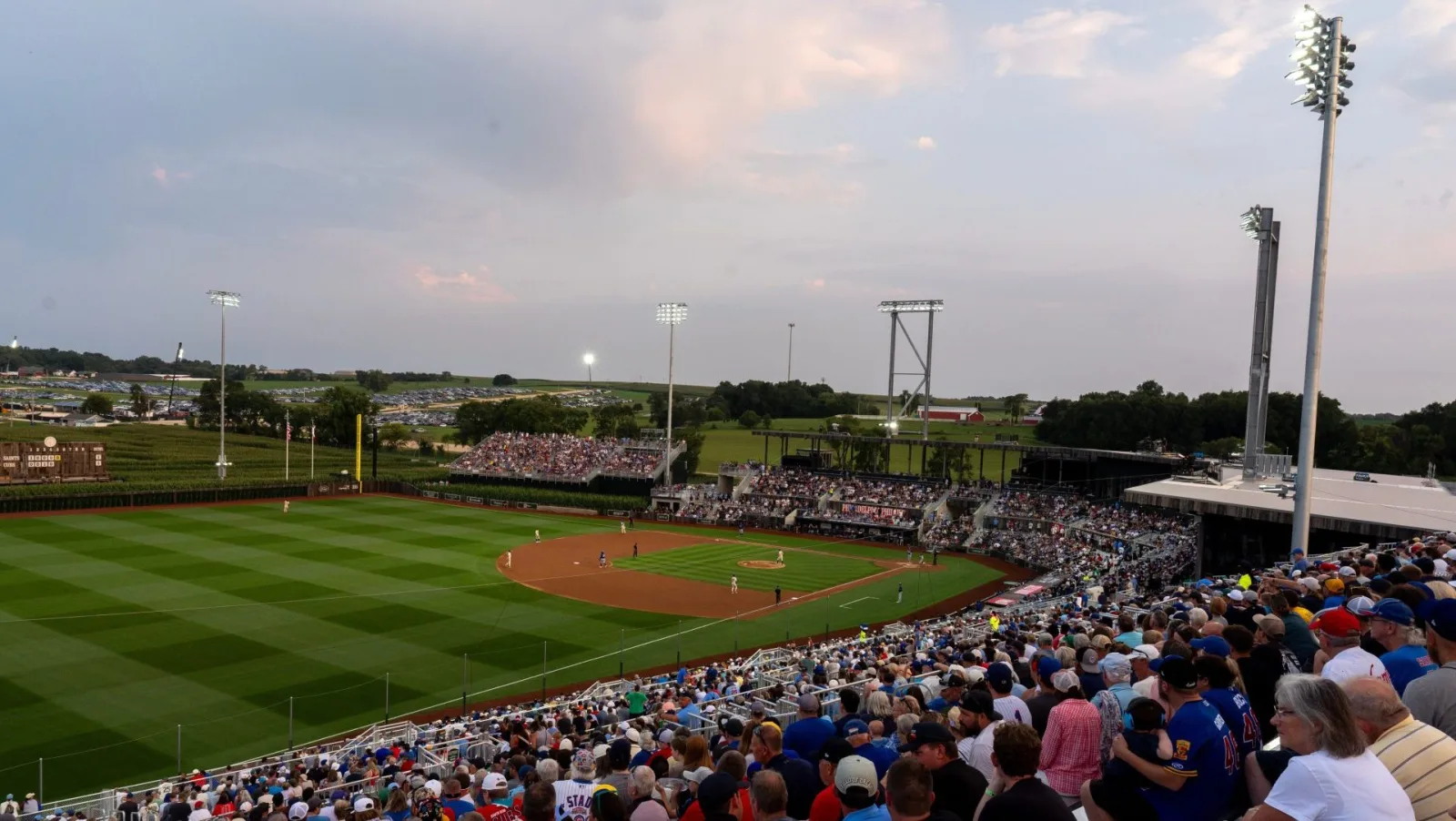 La demanda de entradas para el partido Field of Dreams alcanza precios cercanos a $1,100 pese al pronóstico de lluvia