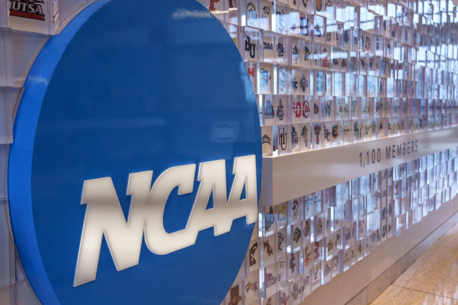La NCAA pierde la primera batalla legal contra la ampliación de elegibilidad de atletas universitarios