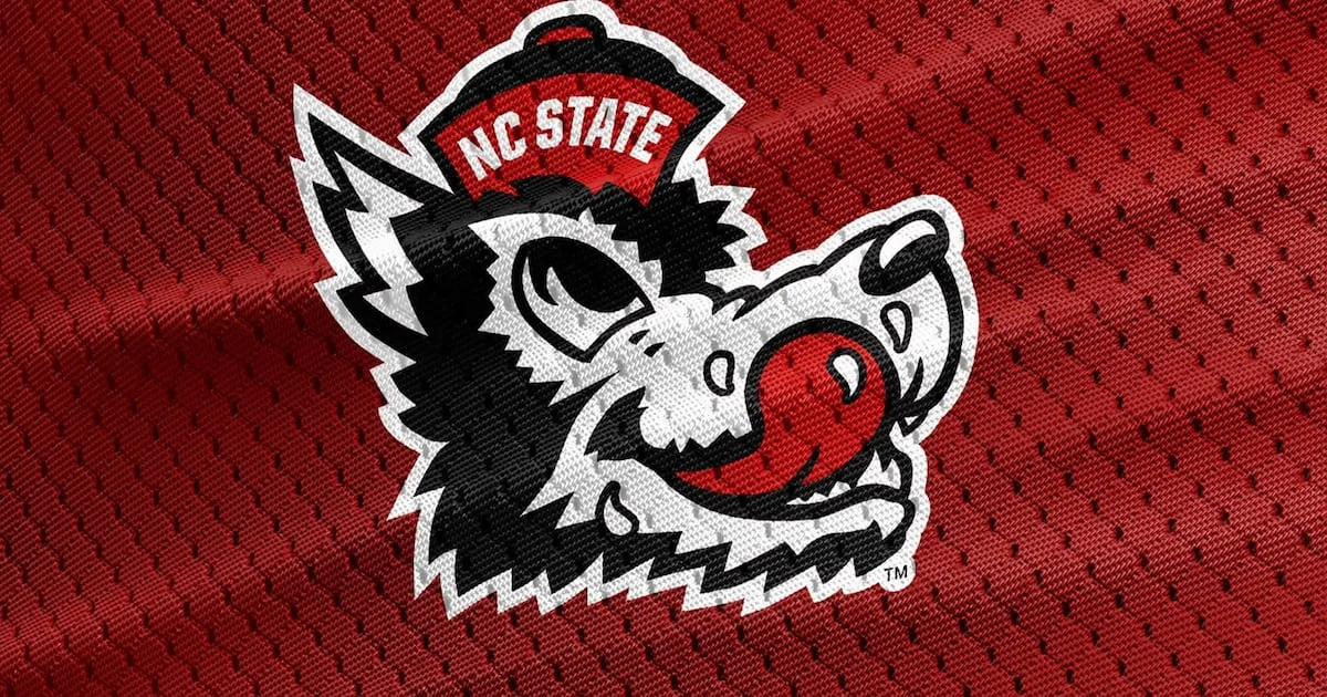 NC State actualiza su icónico logo del lobo con cambios en el diseño y el texto del gorro
