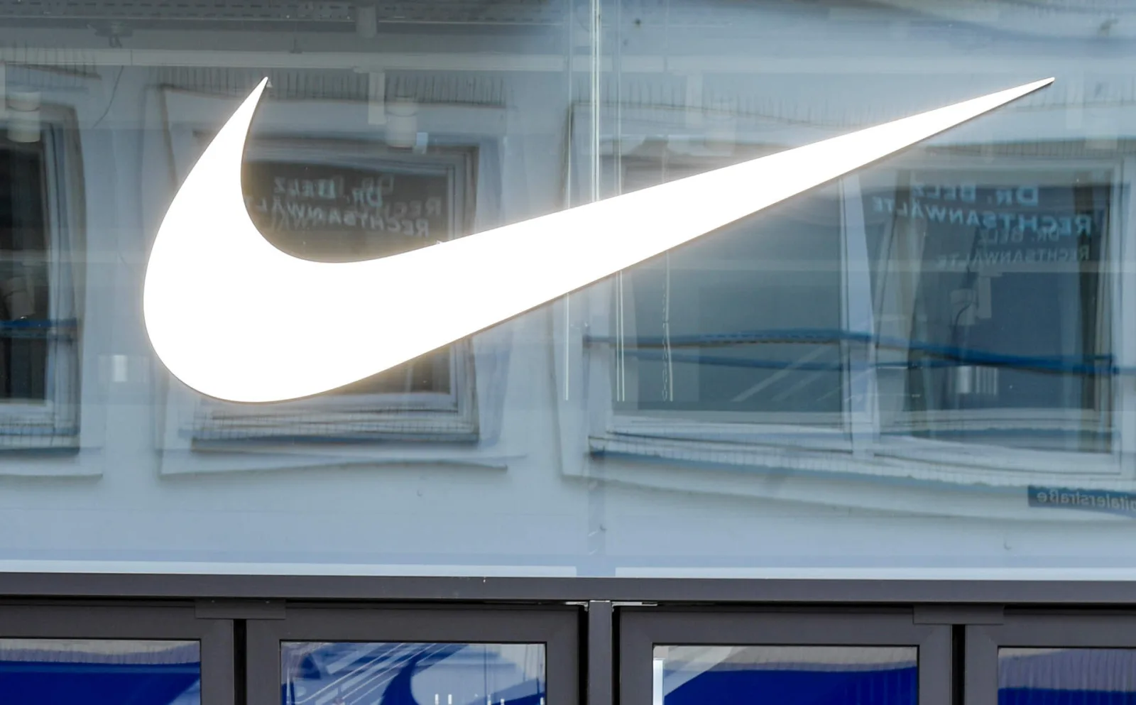 Nike registra su caída accionaria más profunda en 12 años y genera inquietud en el sector deportivo