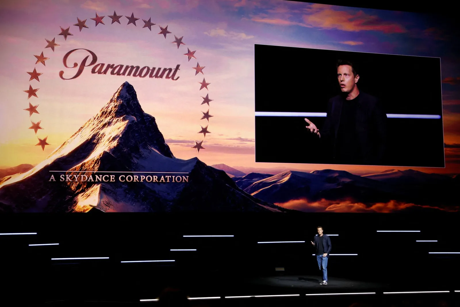 Paramount enfrenta retraso en juicio antimonopolio mientras defiende fusión con Warner Bros. Discovery