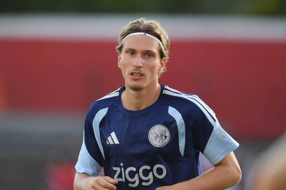Paris Saint-Germain ficha a Mika Godts en un acuerdo de hasta 55 millones de euros