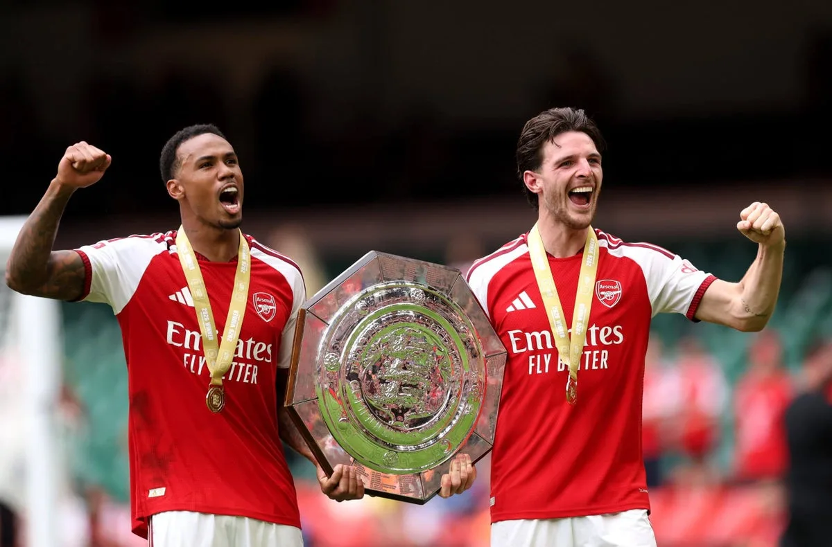 Premier League inicia temporada con nueve nuevos entrenadores y transferencia récord en mediocampo