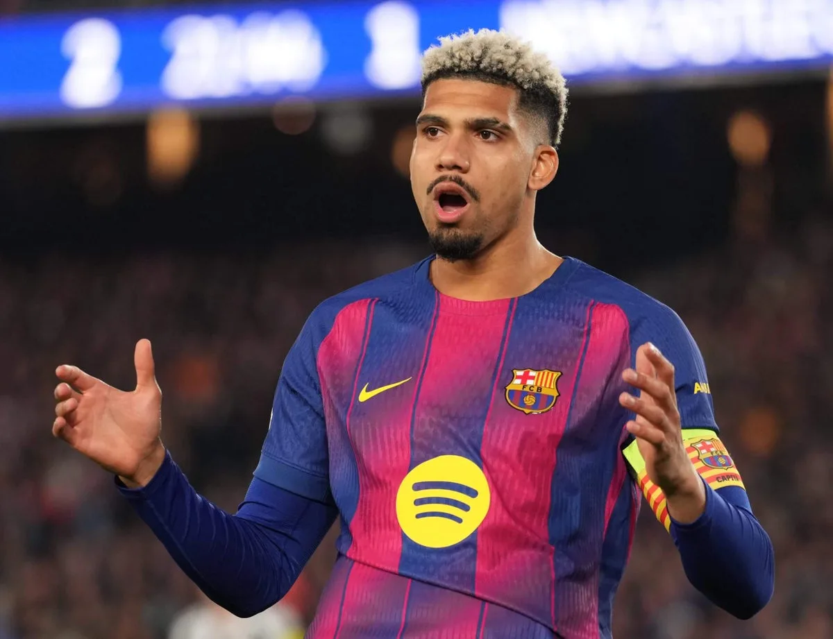 Ronald Araujo llega a Liverpool en préstamo con opción de compra por 55 millones de euros