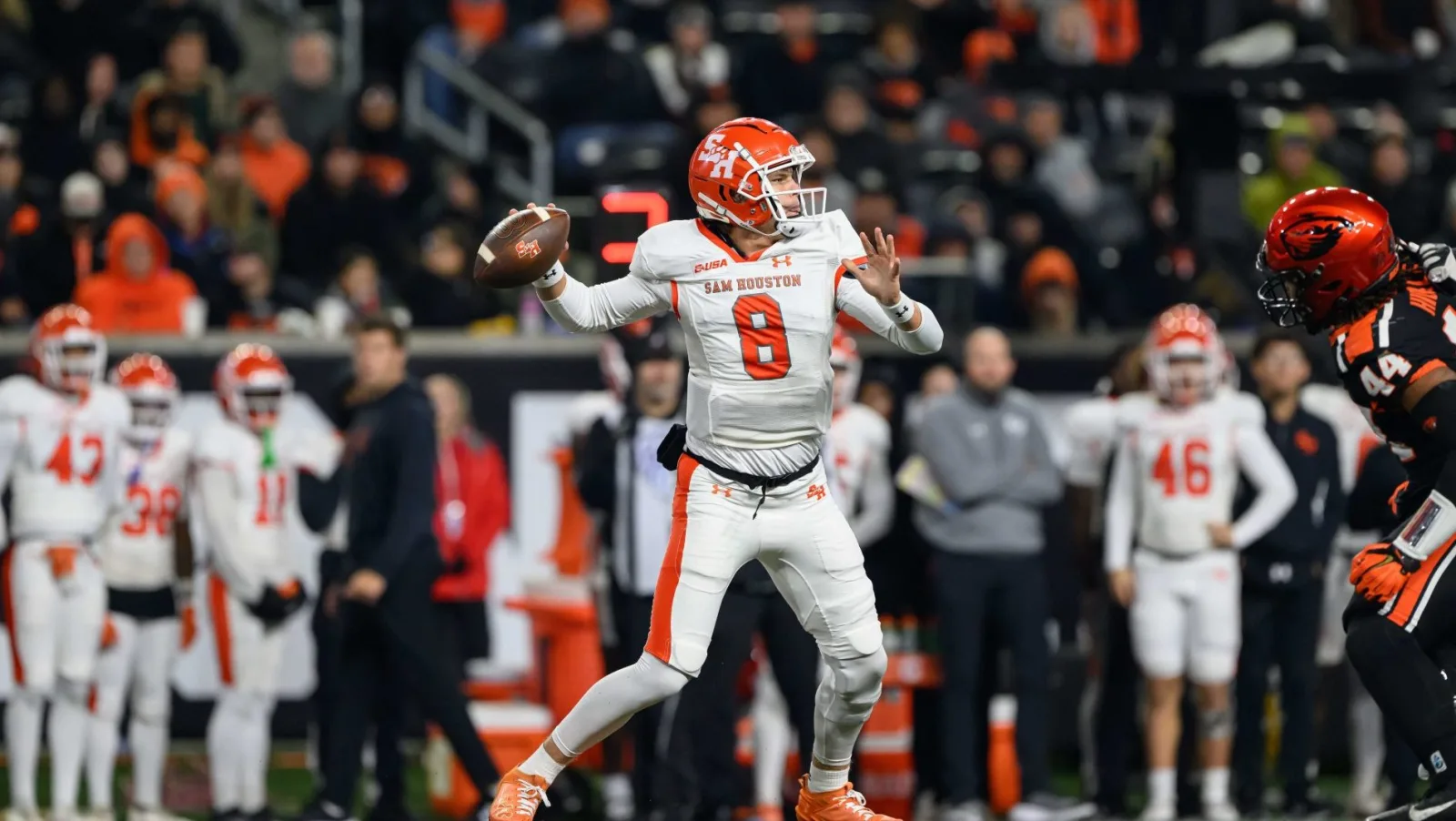 Sam Houston State cierra acuerdo para parche publicitario en uniformes de fútbol americano