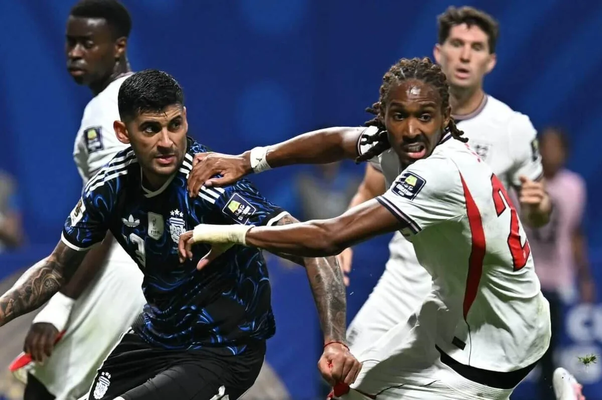 Tottenham podría vender a Romero y Spence, marcando un cambio en su política de transferencias