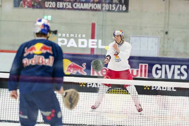 Un partido único combina hockey y pádel sobre una pista de hielo en Salzburgo