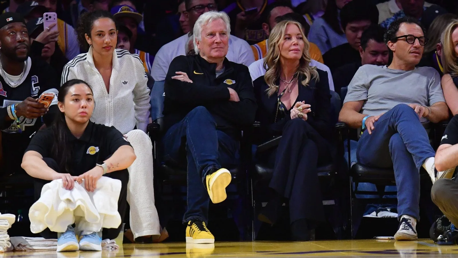 Venta rápida de Los Angeles Lakers alcanza los 12.5 mil millones de dólares sin aclarar motivos